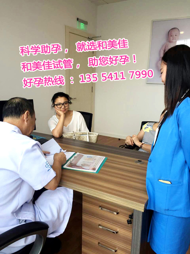 富孕代妈公司的顾问霞姐和苏女士的合影